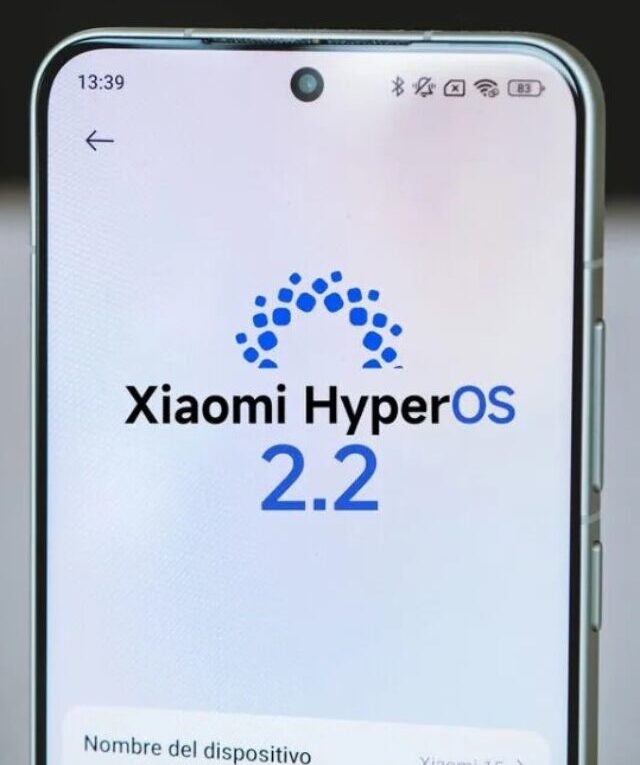 Um smartphone Xiaomi exibindo a tela 'Xiaomi HyperOS 2.2' Android 16bcom o logotipo do sistema operacional.